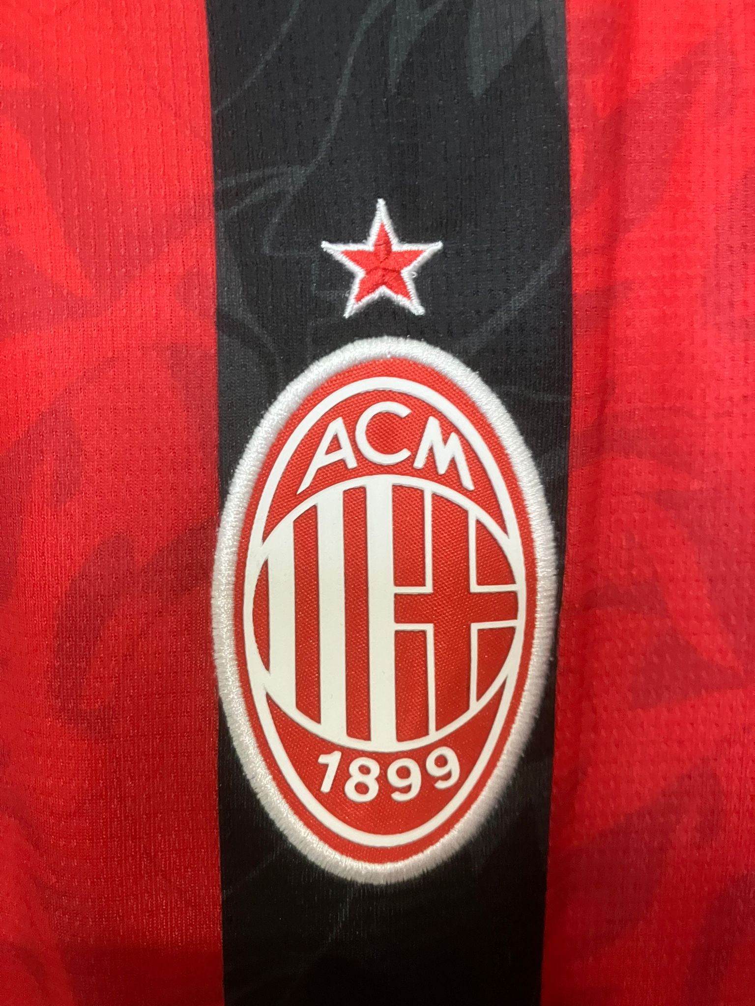 🎩 Clase Eterna en San Siro – AC Milan 2025/26 Titular - Luka Modrić