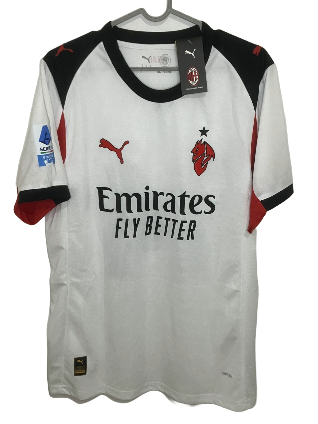 🎩 Clase Eterna en San Siro – AC Milan Alternativa 2025/26 - Luka Modrić